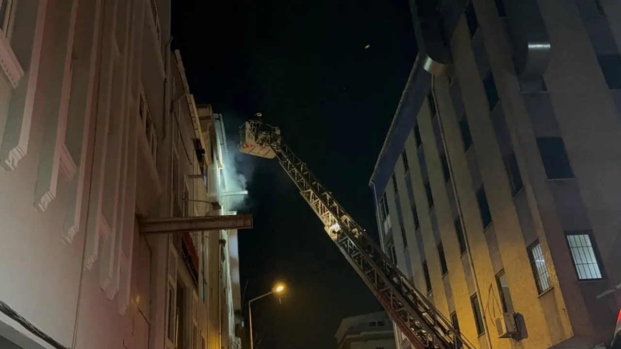 Bağcılar'da yangın paniği! 4 katlı binanın en üst katı alevlere teslim oldu