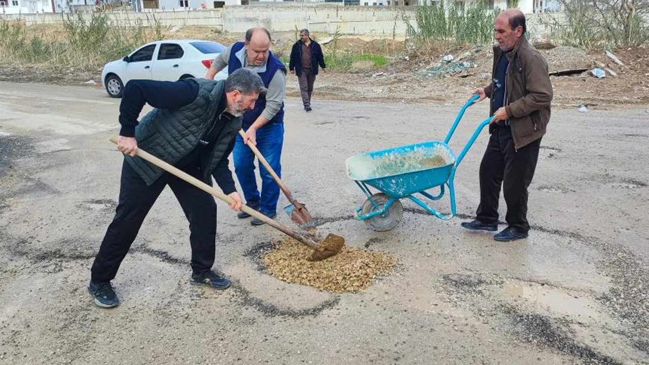 Belediye yapmayınca iş başa düştü! Çukuru kapatan vatandaşlar tepkili