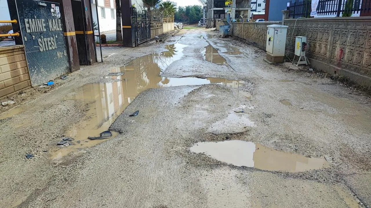 Belediye yapmayınca iş başa düştü! Çukuru kapatan vatandaşlar tepkili