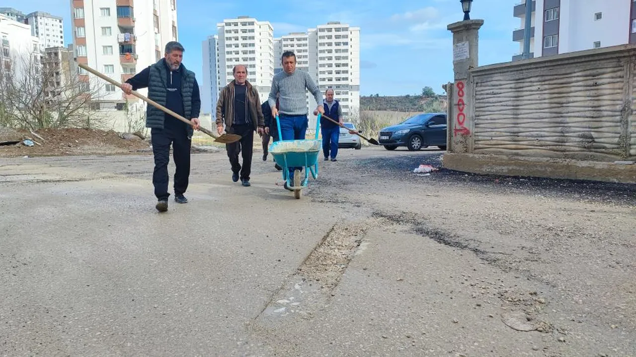Belediye yapmayınca iş başa düştü! Çukuru kapatan vatandaşlar tepkili