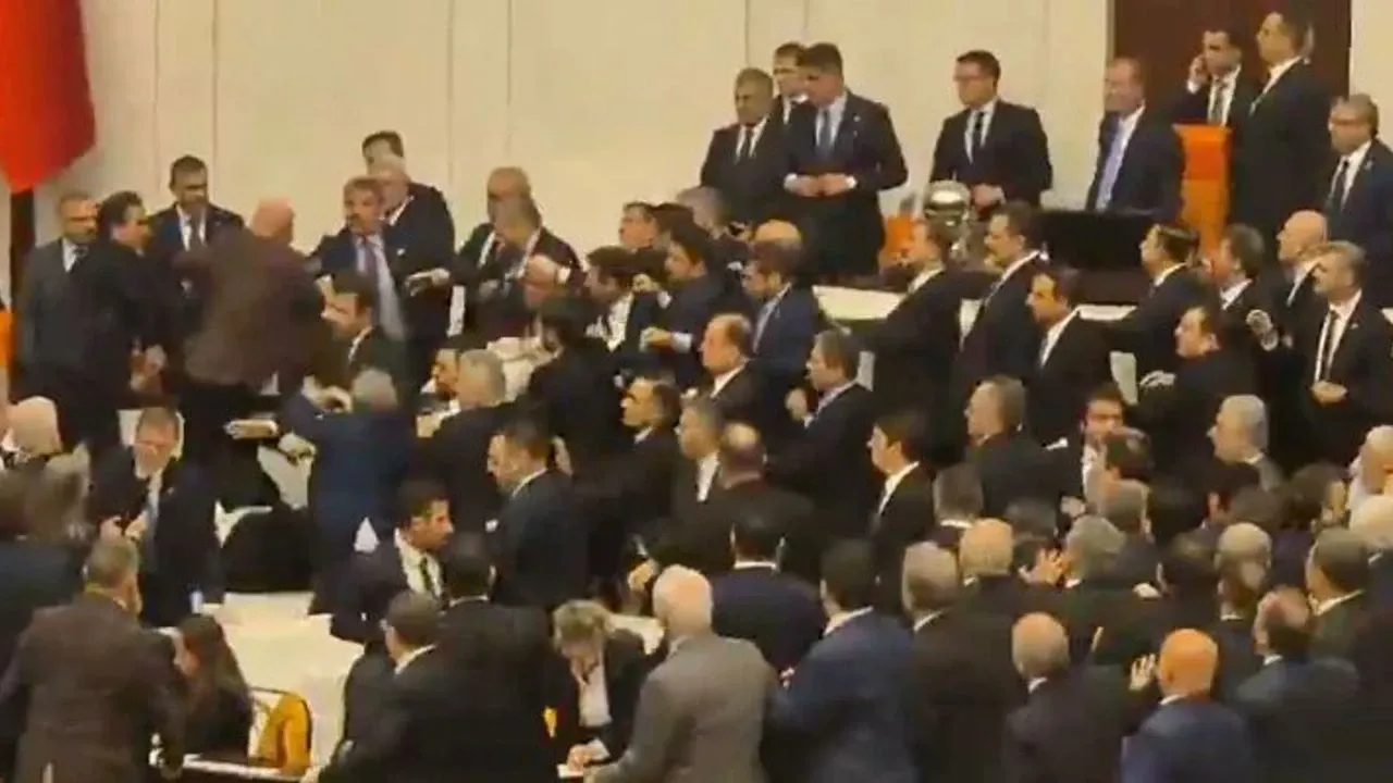 CHP'nin ikiyüzlülüğü! Bir tarafta kürsü işgali diğer tarafta tokalaşma