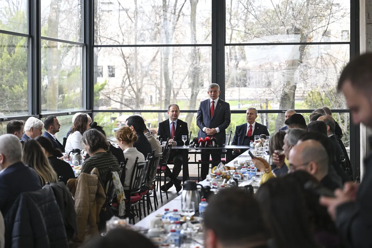Davutoğlu'ndan ittifak açıklaması: Üçüncü bir yola ihtiyaç var