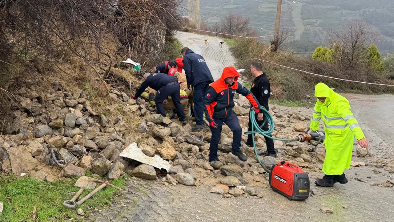 Duvar kamyonetin üzerine çöktü, yaşlı adam feci şekilde can verdi