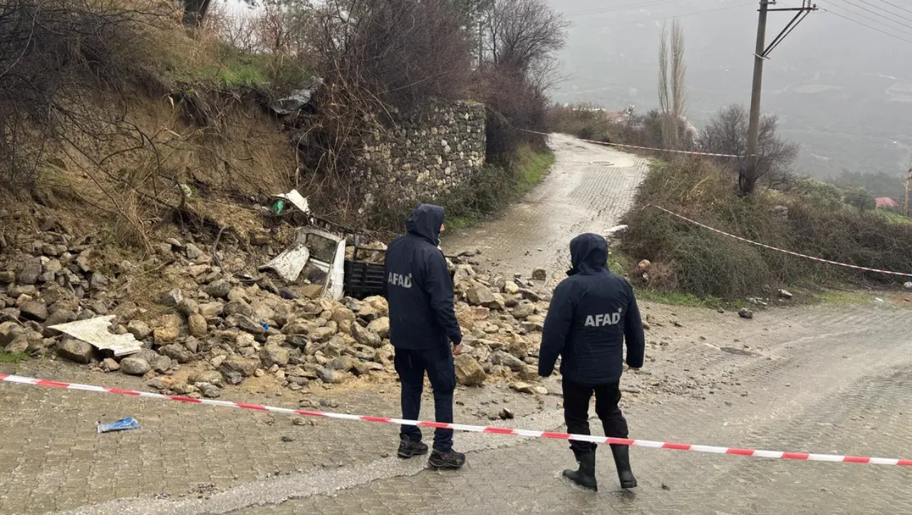 Duvar kamyonetin üzerine çöktü, yaşlı adam feci şekilde can verdi