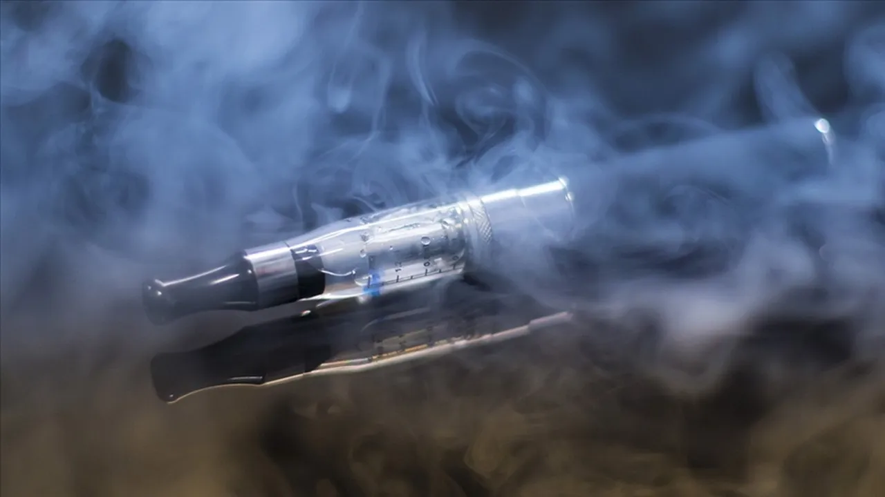 Elektronik sigarayla ilgili uyarı! İçerken 2 defa düşünün