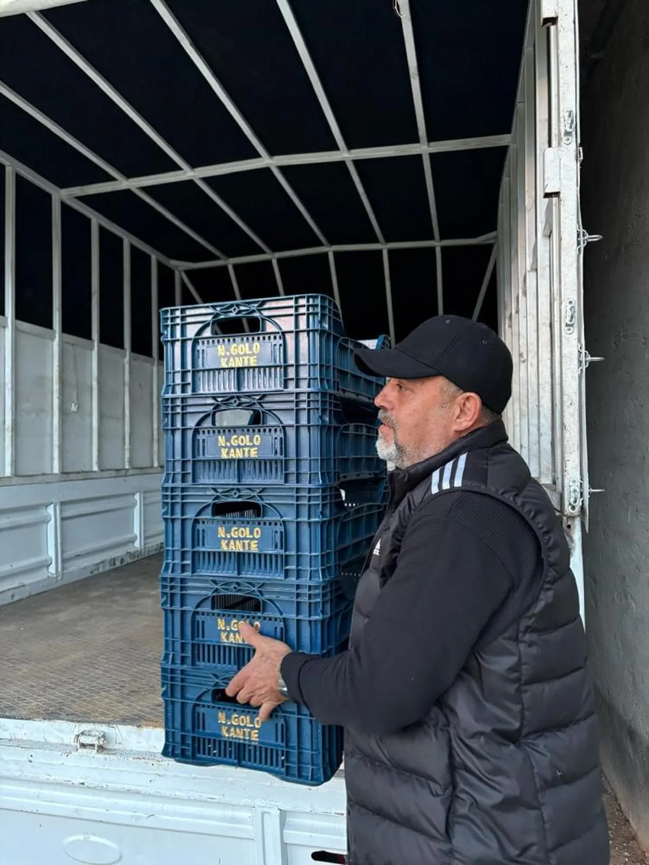 Fanatikliğin böylesi! “N’Golo Kante” ismi domates kasalarında