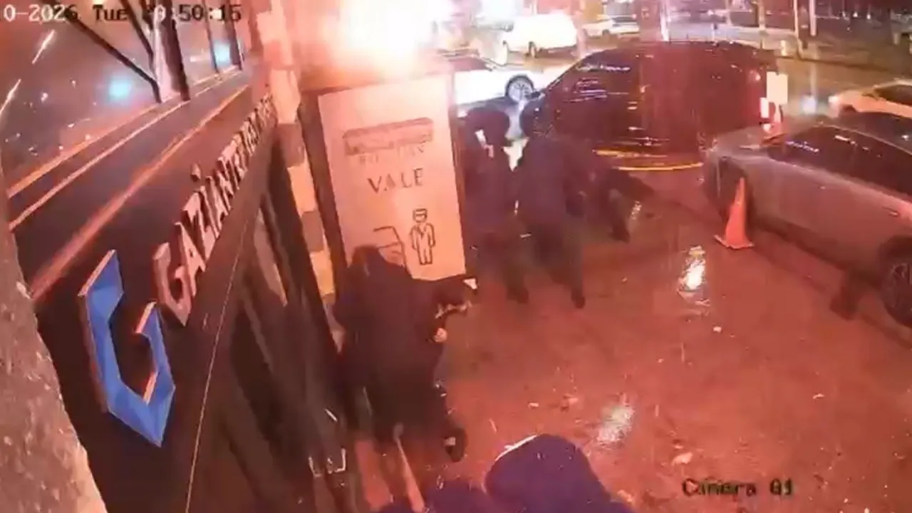 Gaziantep’te restorana silahlı saldırı anı! Kıvılcımlar etrafı sardı 