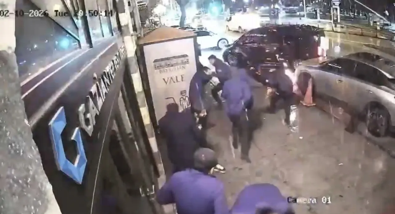 Gaziantep’te restorana silahlı saldırı anı! Kıvılcımlar etrafı sardı