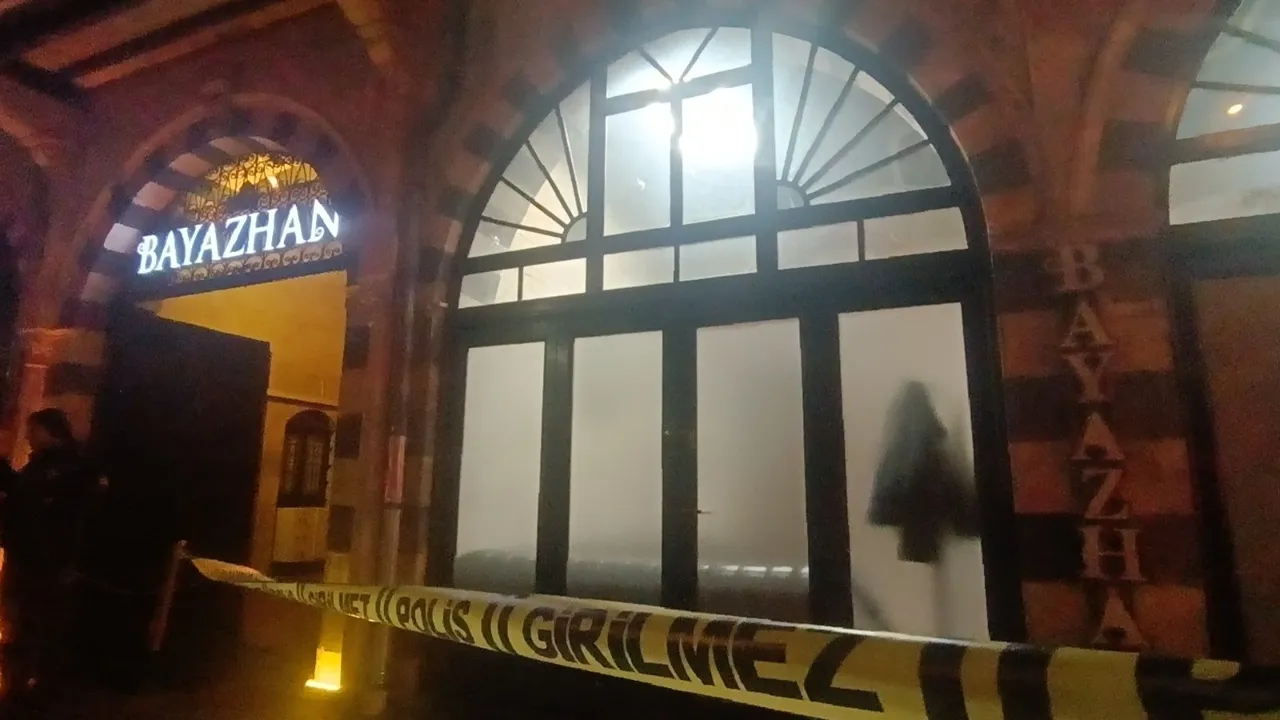 Gaziantep’te restorana silahlı saldırı anı! Kıvılcımlar etrafı sardı