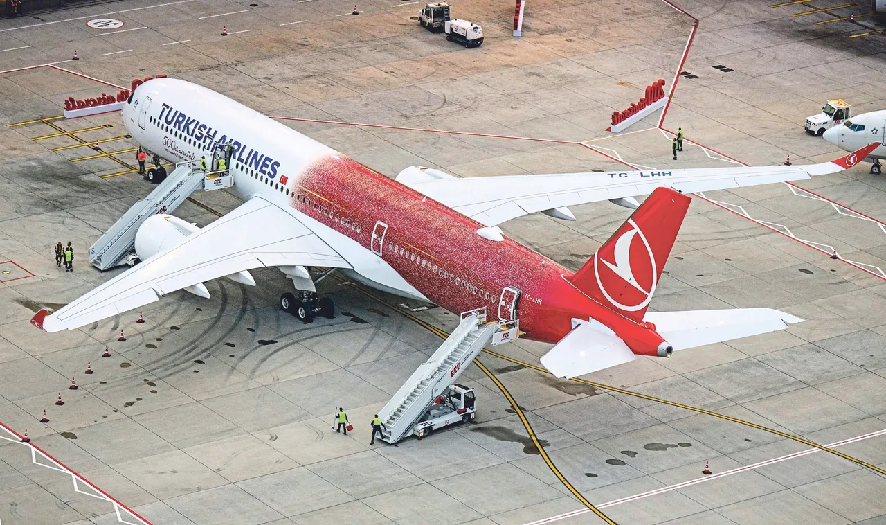 Gökyüzüne 500. uçakla imza attı! Gövdesinde 100 bin THY çalışanının fotoğrafı var