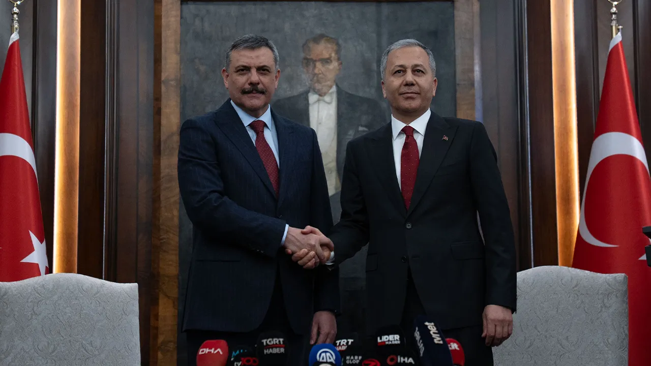 İçişleri Bakanı Mustafa Çiftçi, törene Erzurum'dan tarifeli uçakla geldi