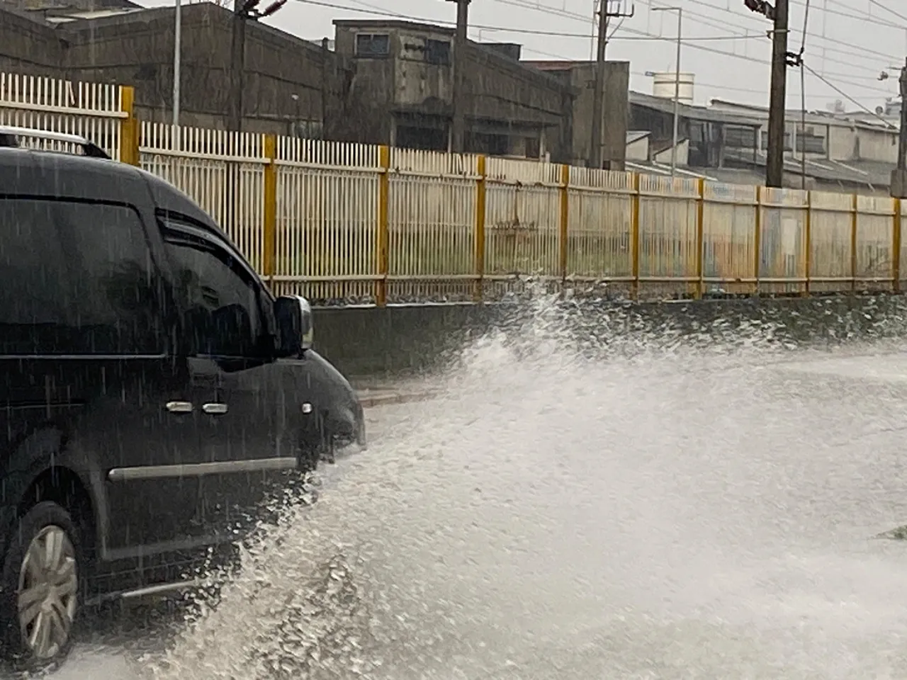 İzmir'de sağanak kabusu! Göle dönen yollarda trafik felç oldu