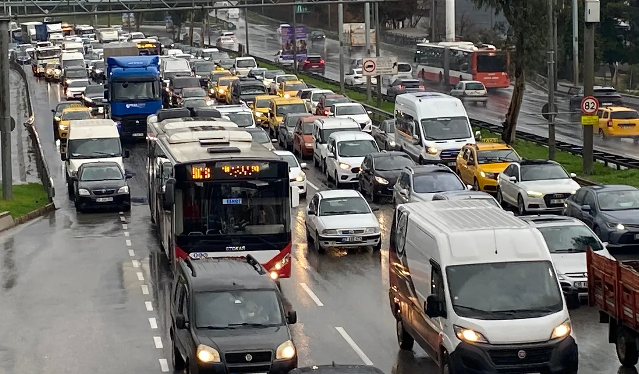 İzmir'de sağanak yağış caddeleri göle çevirdi! Trafik durdu