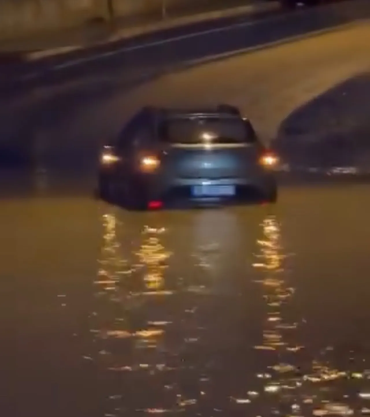 İzmirde sağanak yağış caddeleri göle çevirdi! Trafik durdu