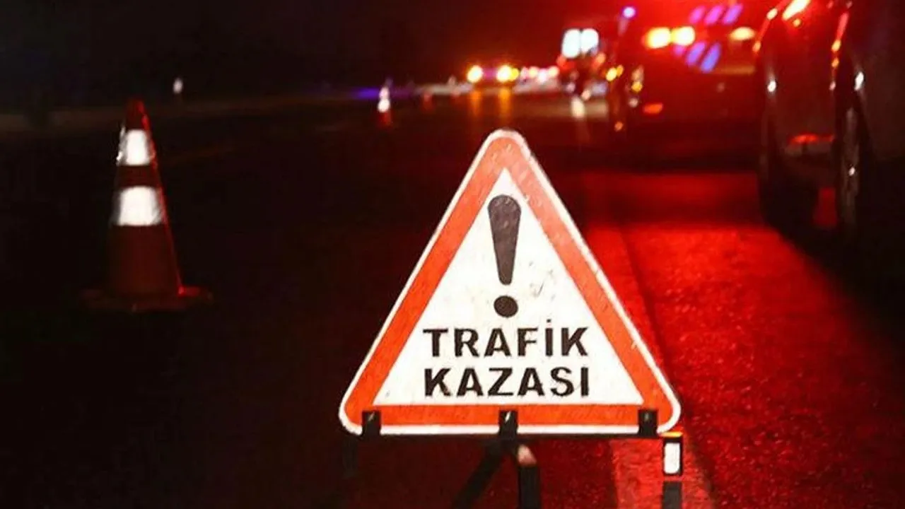 Kars'ta otomobil ile tır çarpıştı: 6 kişi yaralandı