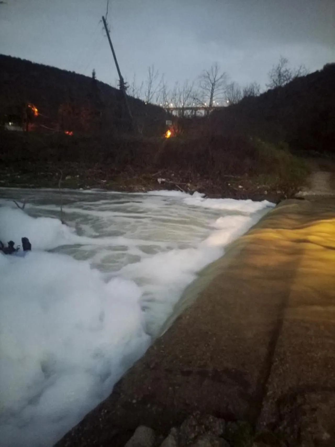 Köpük, Koku, Zehir... Dere beyaza boyandı, vatandaşlar isyan etti