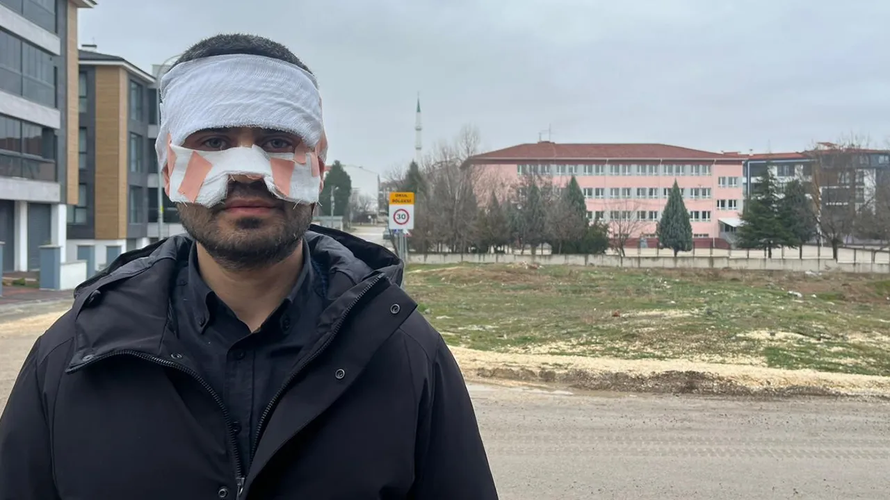 Lakapla başladı, kaynar çayla devam etti... Öğretmenlerin tartışması hastanede bitti