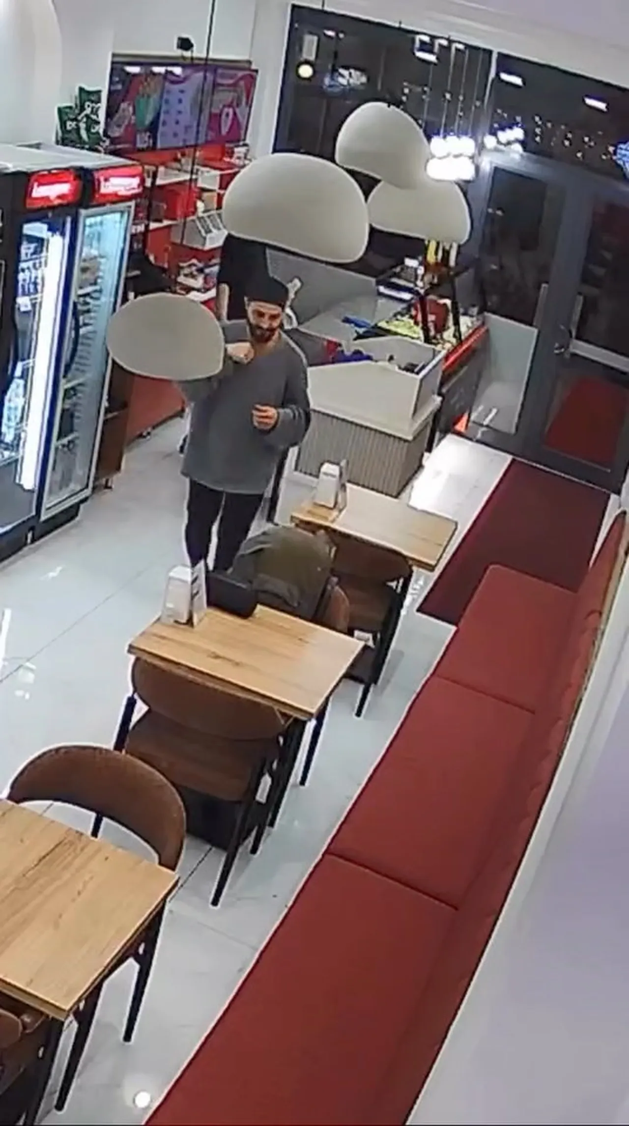 Lokantada mide bulandıran olay! Dürümün içine kıl koydu, ücret ödemeden gitti