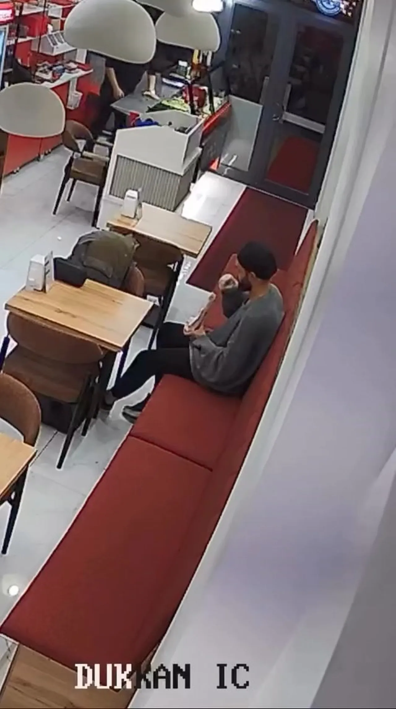 Lokantada mide bulandıran olay! Dürümün içine kıl koydu, ücret ödemeden gitti