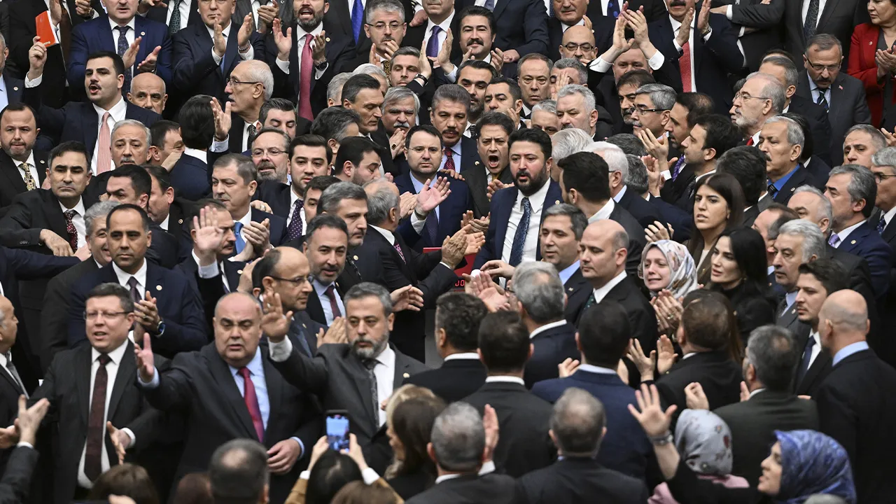 Meclis'teki gerilimin arka planı ortaya çıktı! CHP'li vekiller kavgadan önce Akın Gürlek'le tokalaşmış