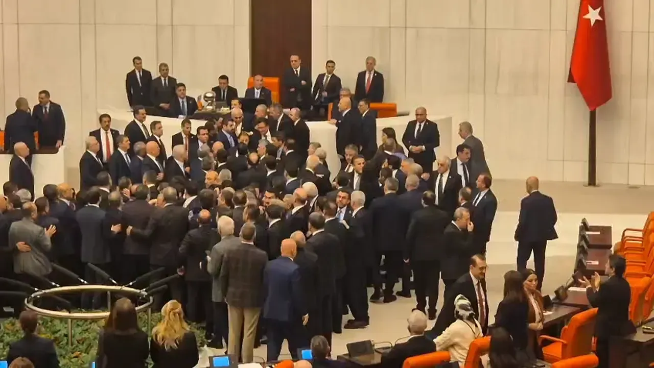 Meclis'teki gerilimin arka planı ortaya çıktı! CHP'li vekiller kavgadan önce Akın Gürlek'le tokalaşmış