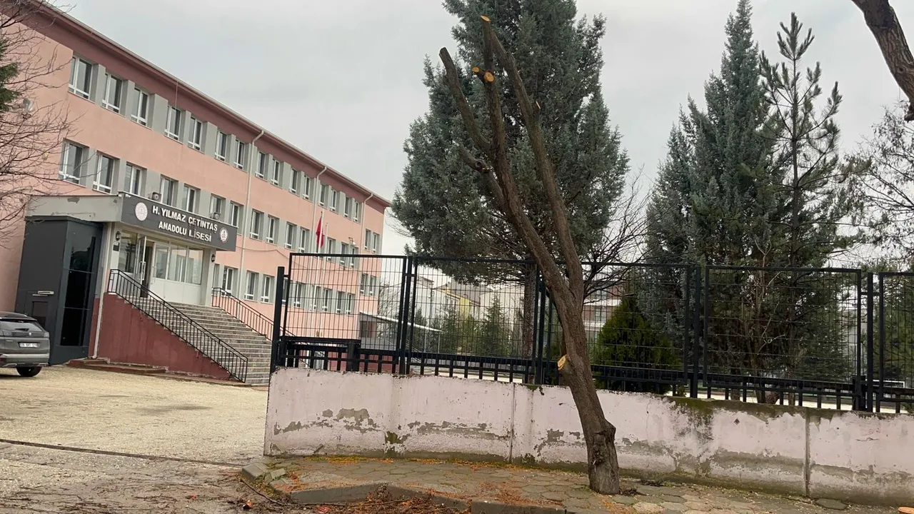 Mesai arkadaşının yüzüne çay döktüğü iddia edilen öğretmen hakkında karar!