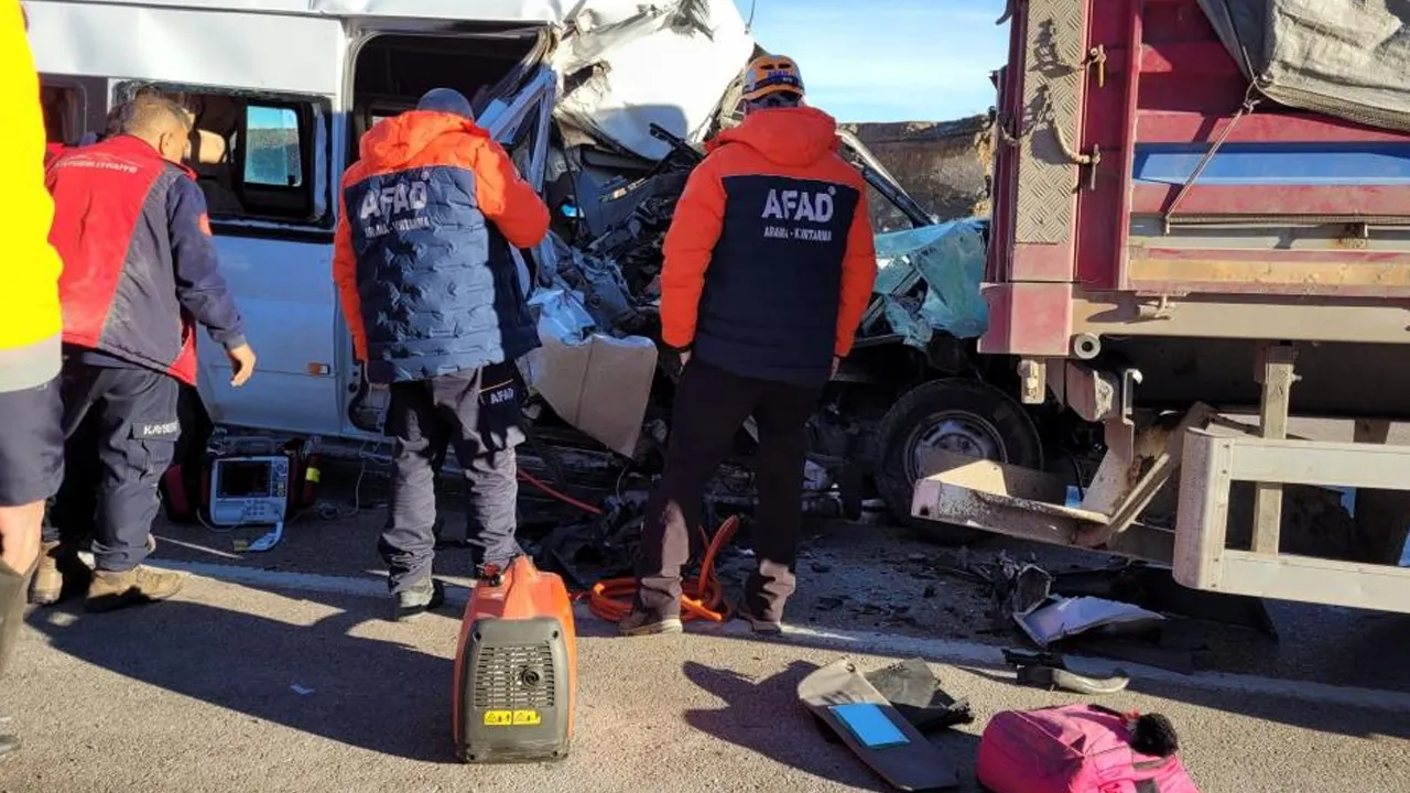 Öğrenci servisi tıra çarptı! Ölü ve yaralılar var