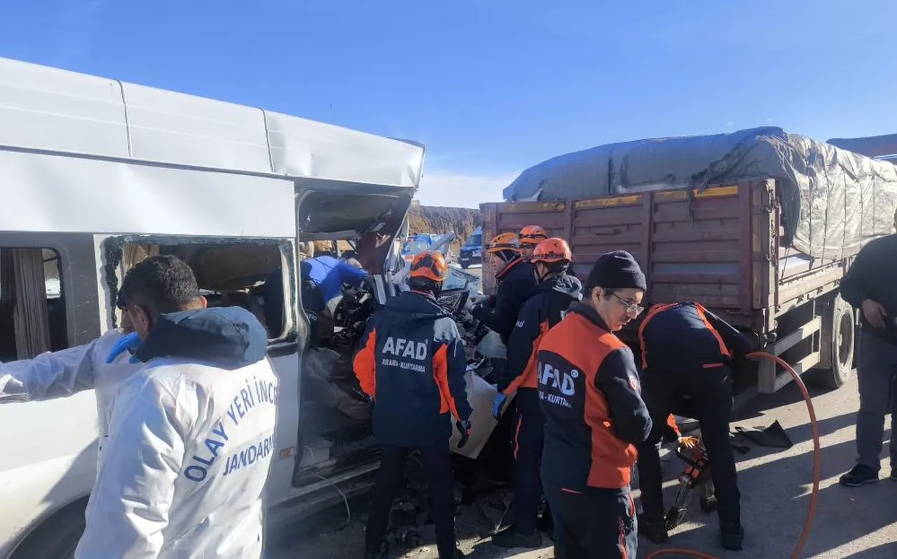 Öğrenci servisi tıra çarptı! Ölü ve yaralılar var