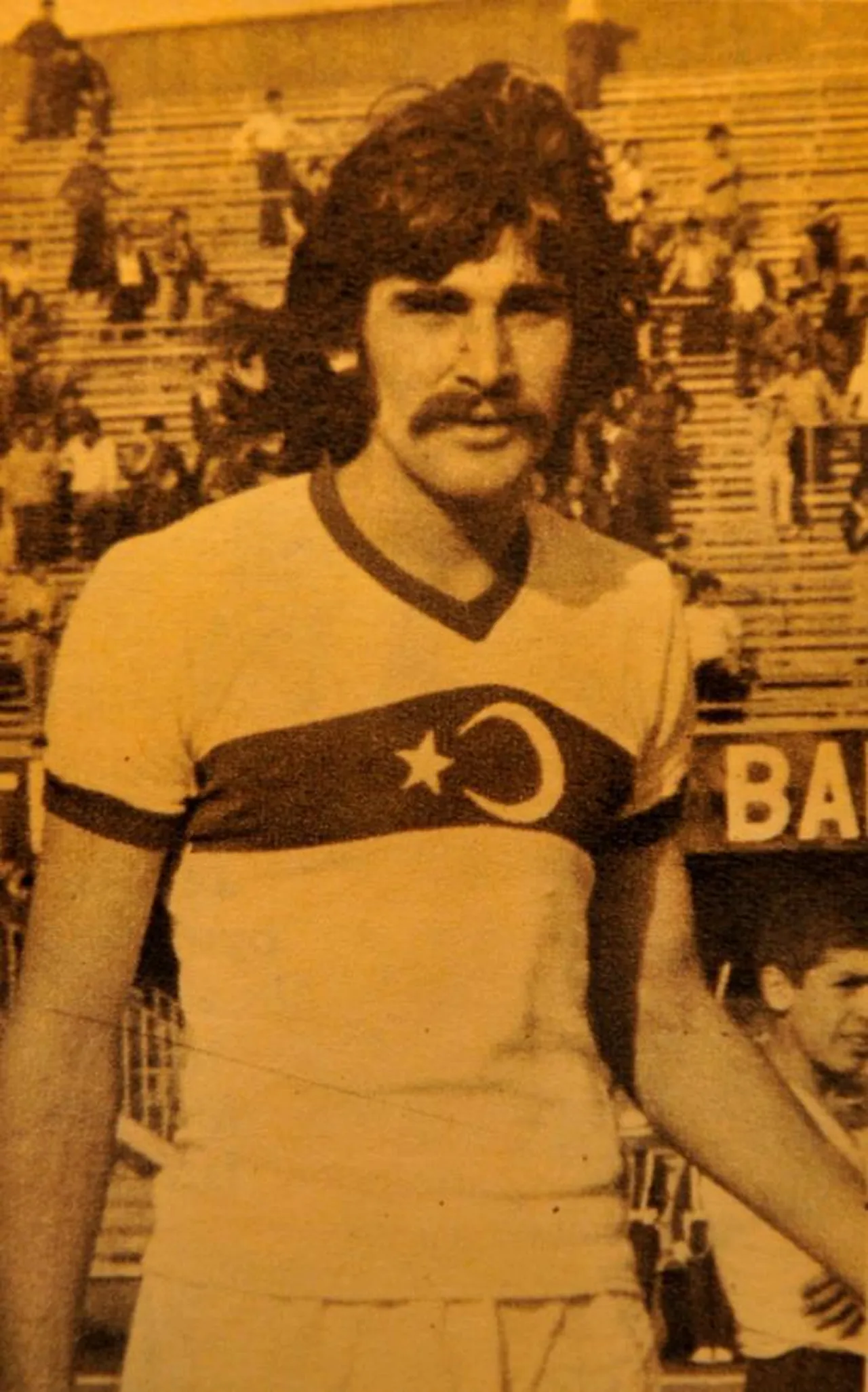 Ömer Kaner kimdir? Eski milli futbolcu hayatını kaybetti