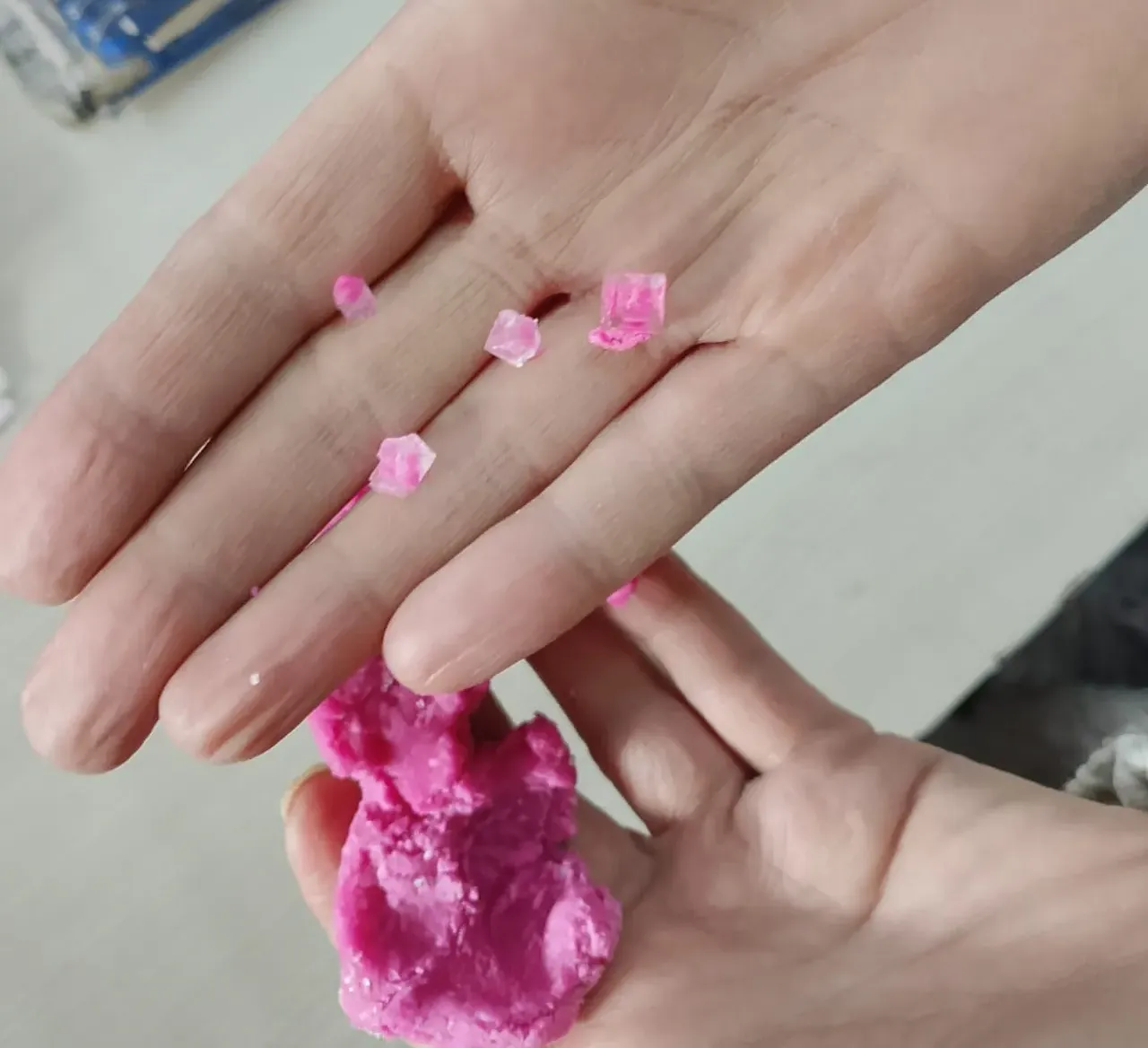 Oyun hamurunun içinden çıkanlar hayrete düşürdü! Çocuğun eli kanadı