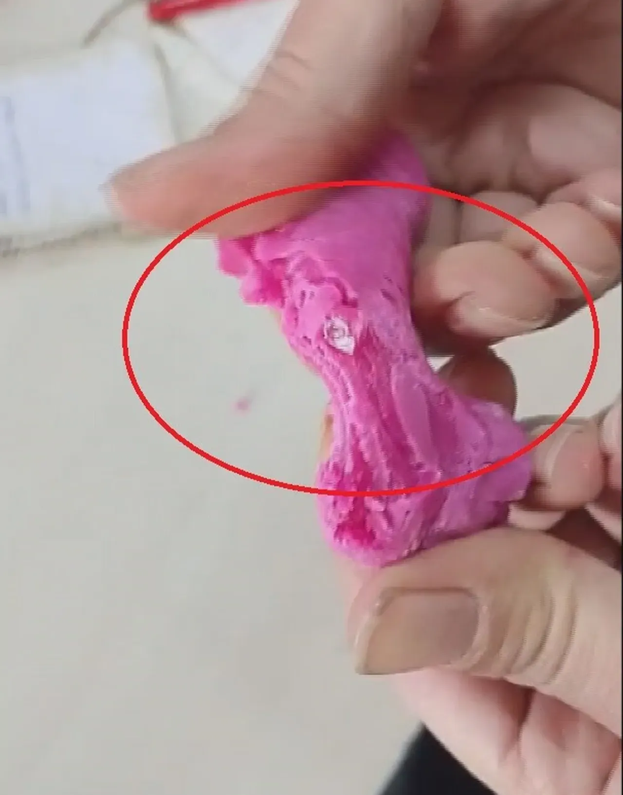 Oyun hamurunun içinden çıkanlar hayrete düşürdü! Çocuğun eli kanadı