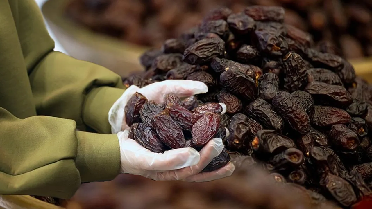 Ramazan ayının gözdesi hurma tezgahlarda! 150 liraya da var, 950 liraya da...