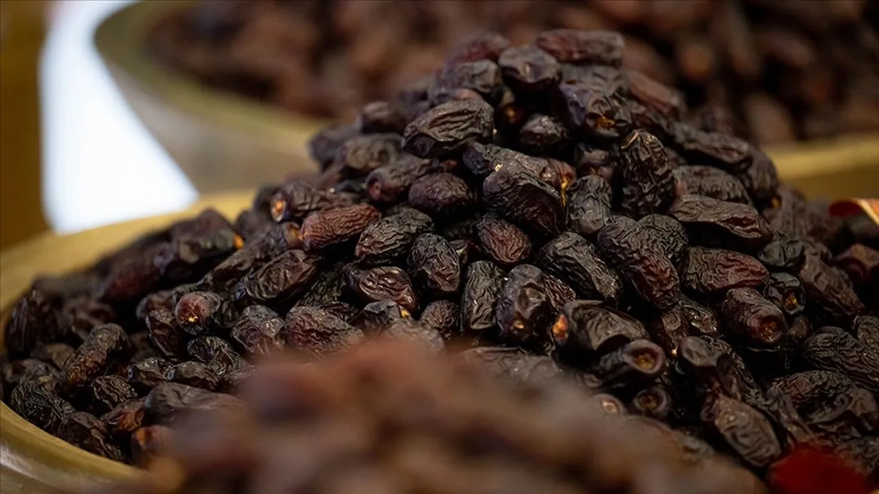 Ramazan ayının gözdesi hurma tezgahlarda! 150 liraya da var, 950 liraya da...