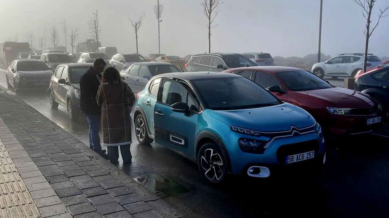 Sivas dondu! Buzlu yolda 10 araç birbirine girdi