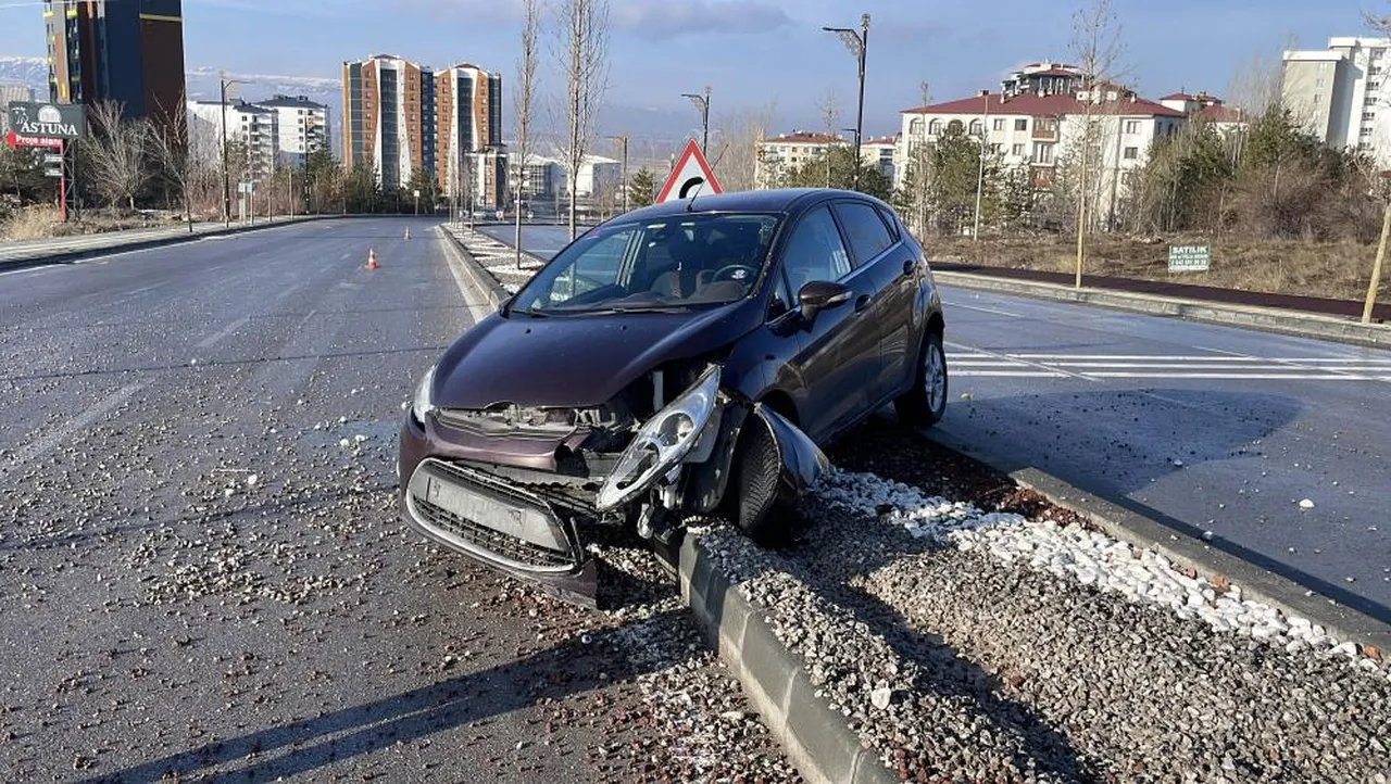 Sivas dondu! Buzlu yolda 10 araç birbirine girdi