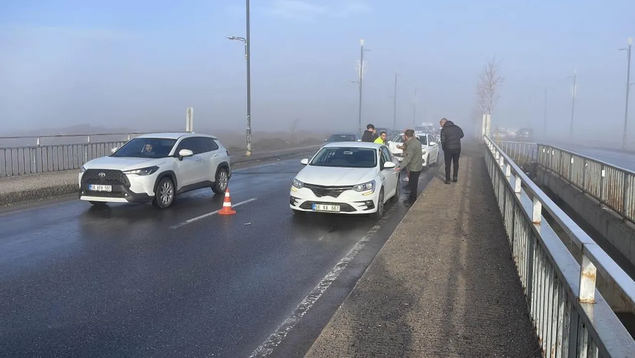Sivas dondu! Buzlu yolda 10 araç birbirine girdi