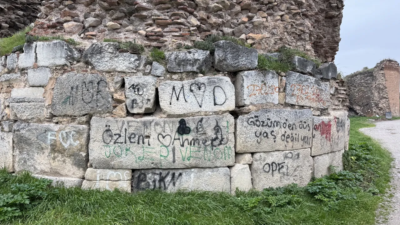 Tarihi surlarda büyük skandal! "Manzara içler acısı" diyerek tepki gösterdiler