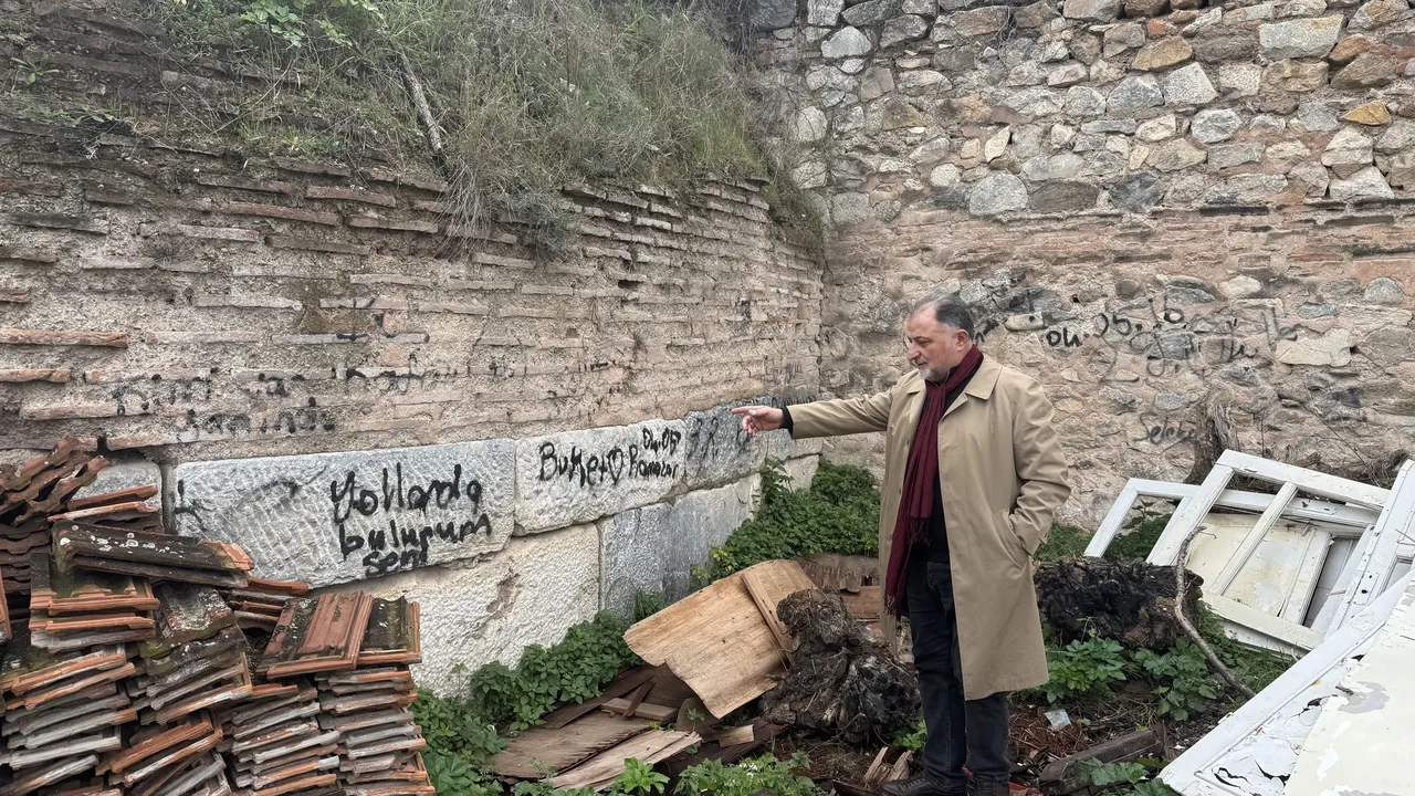 Tarihi surlarda büyük skandal! "Manzara içler acısı" diyerek tepki gösterdiler