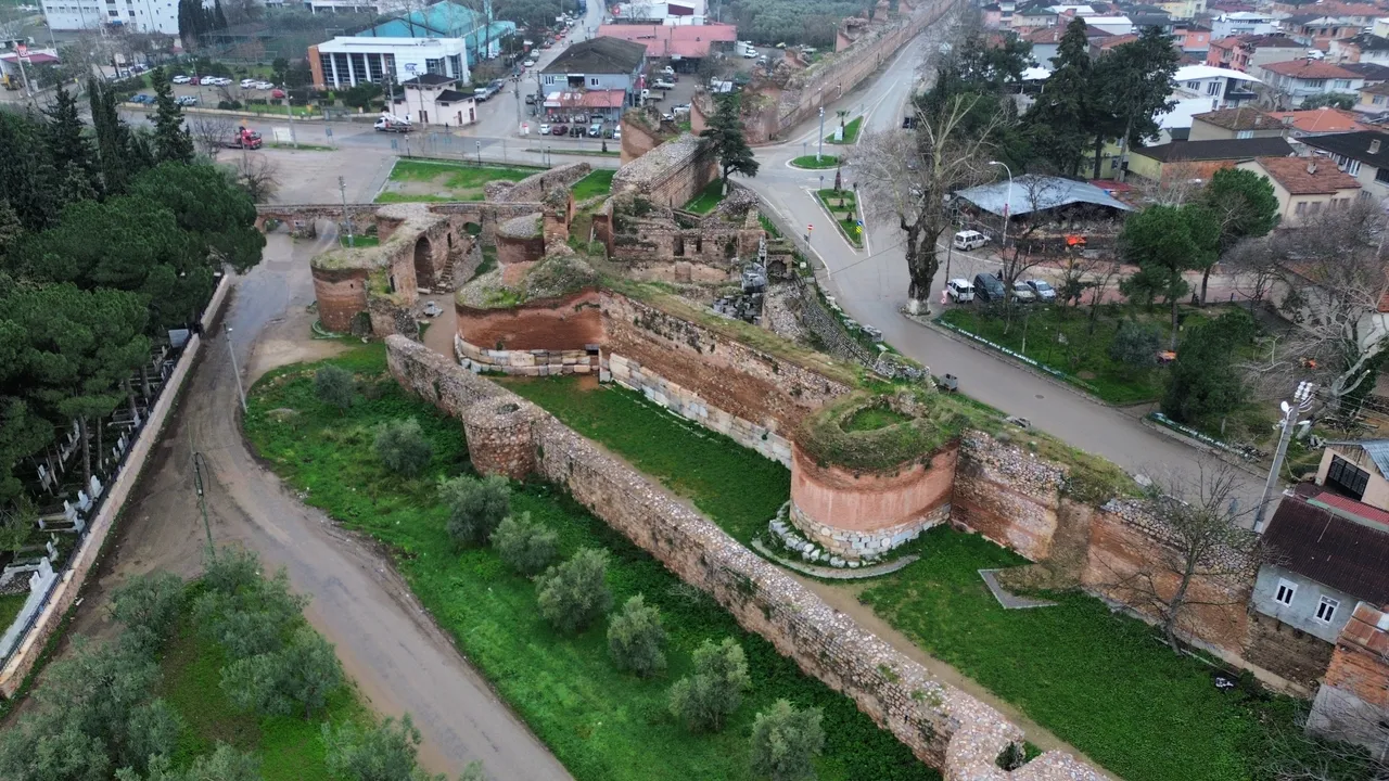 Tarihi surlarda büyük skandal! "Manzara içler acısı" diyerek tepki gösterdiler