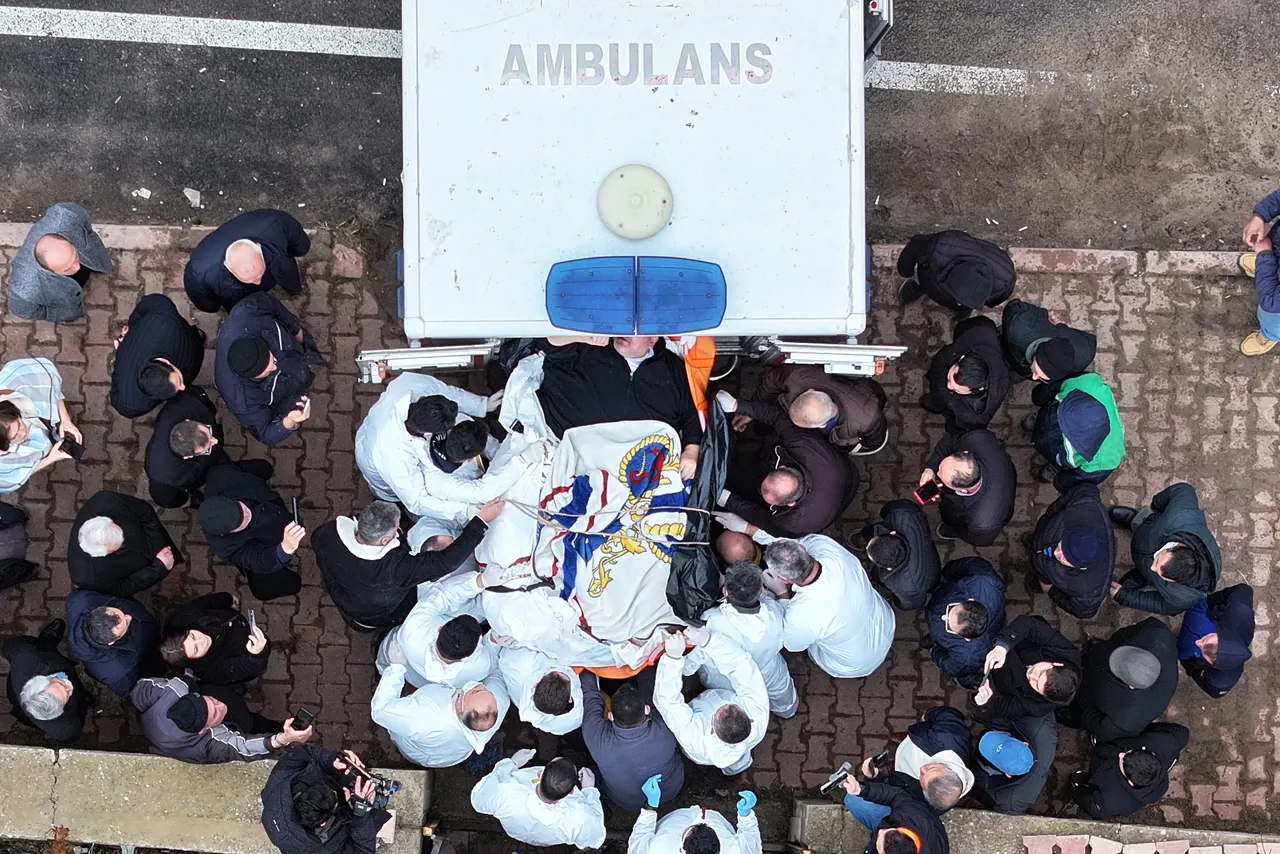 15 kişi taşıdı! 5 yıl sonra hayaline kavuştu: Tüm mahalle izledi