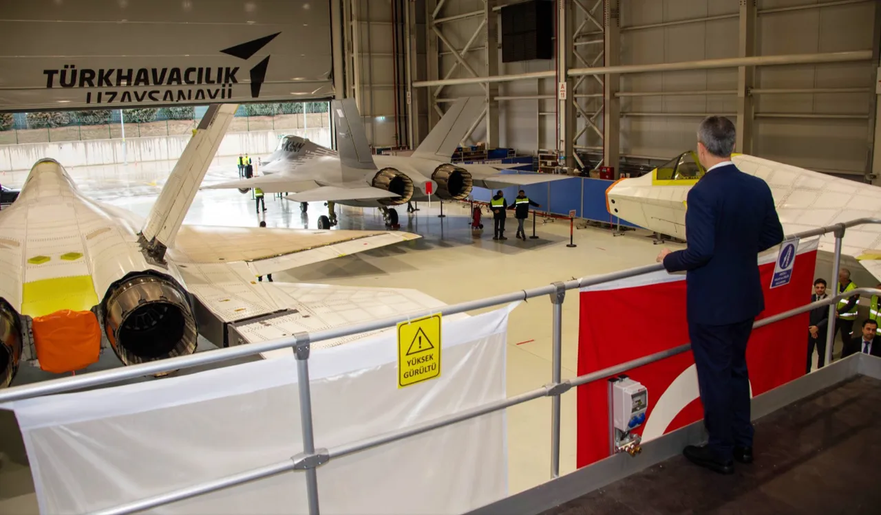 3 KAAN yan yana! Göğüs kabartan tarihi kare