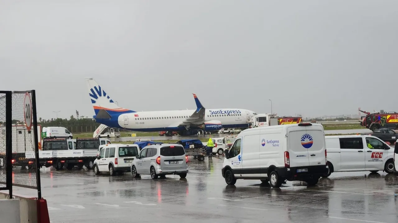 Antalyada büyük panik! Kalkışa hazırlanan uçağın arka iniş takımları kırıldı