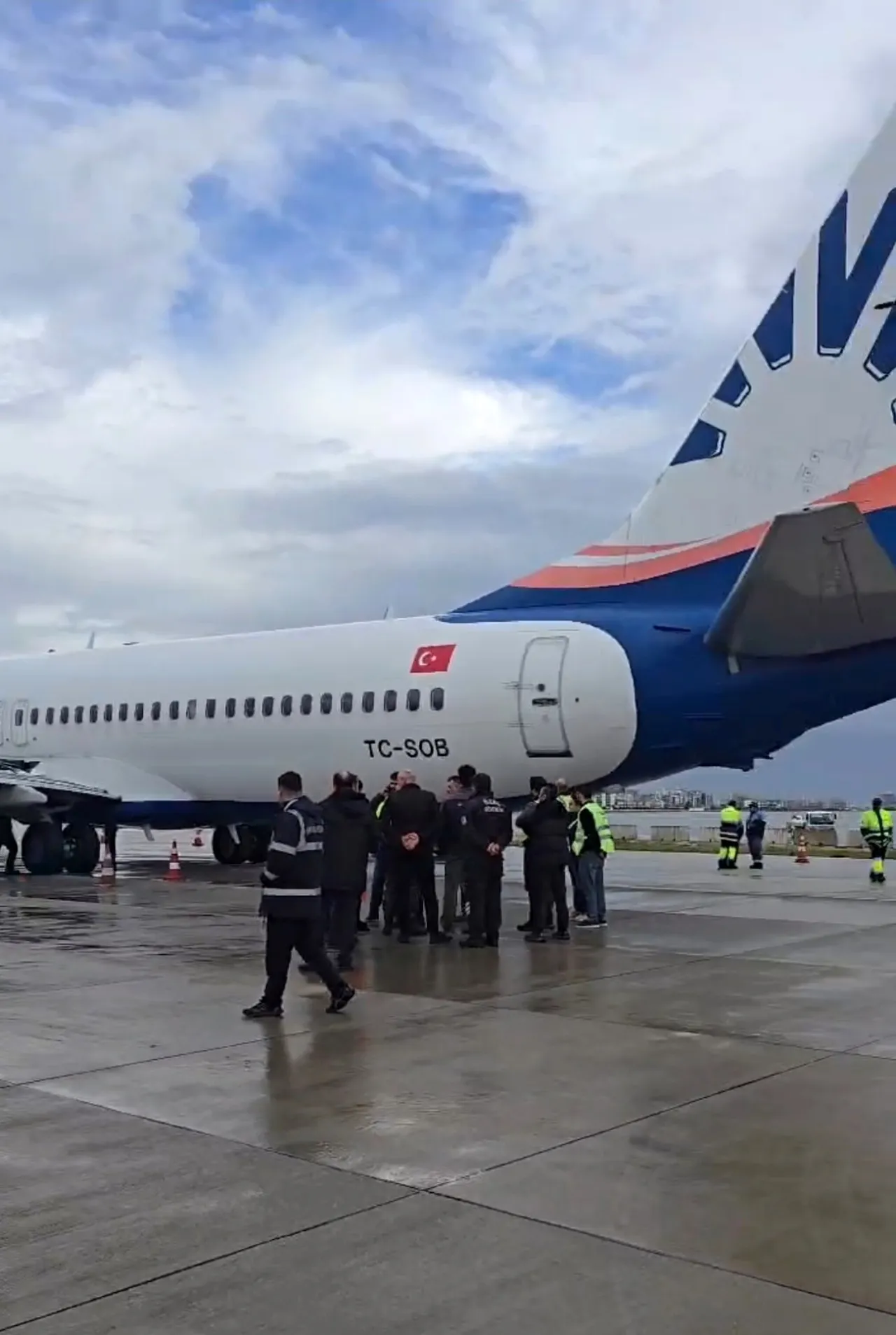 Antalyada büyük panik! Kalkışa hazırlanan uçağın arka iniş takımları kırıldı