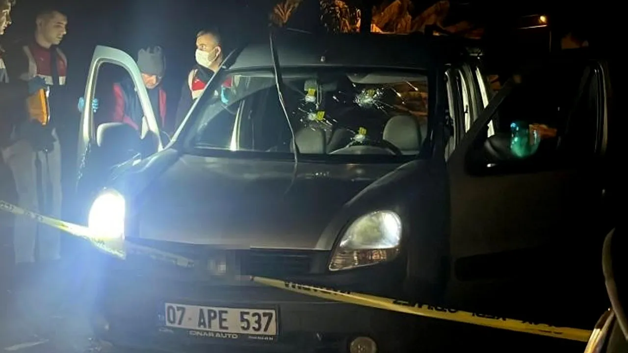 Antalya'da seyir halindeki araç kurşuna dizildi! Bir genç hayatını kaybetti