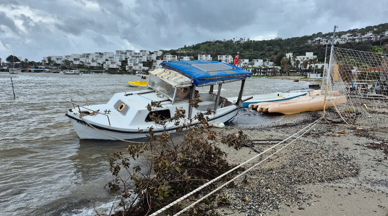 Bodrum'u fırtına vurdu, tekneler karaya sürüklendi!