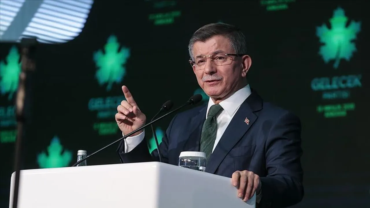Davutoğlu'ndan CHP'ye transfer tepkisi: Vekillerimize baskı yapılıyor