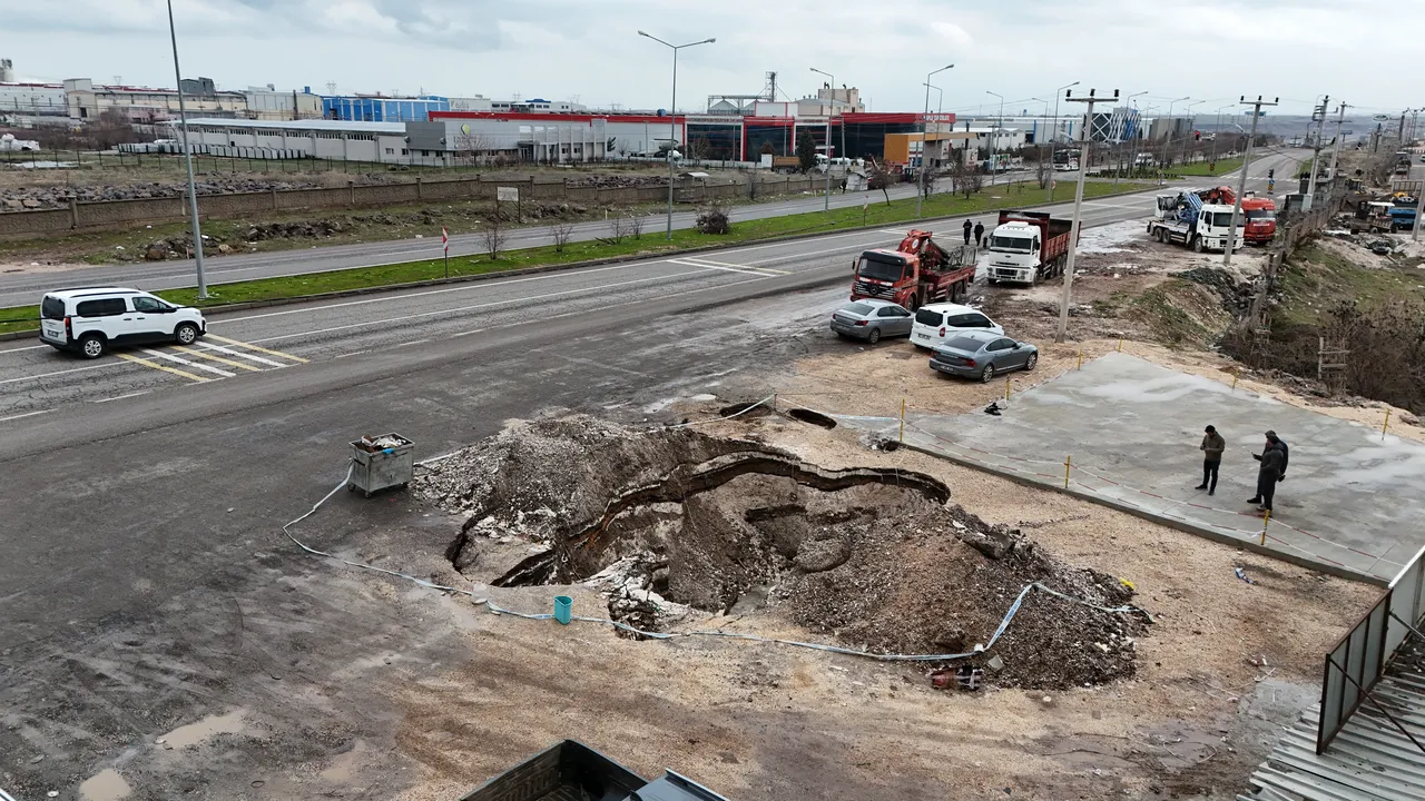 Diyarbakırda ana yol kenarında devasa yarık! Tehlikenin boyutu dronla görüntülendi