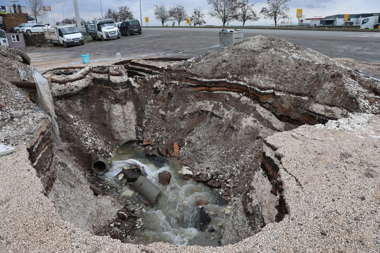 Diyarbakırda ana yol kenarında devasa yarık! Tehlikenin boyutu dronla görüntülendi