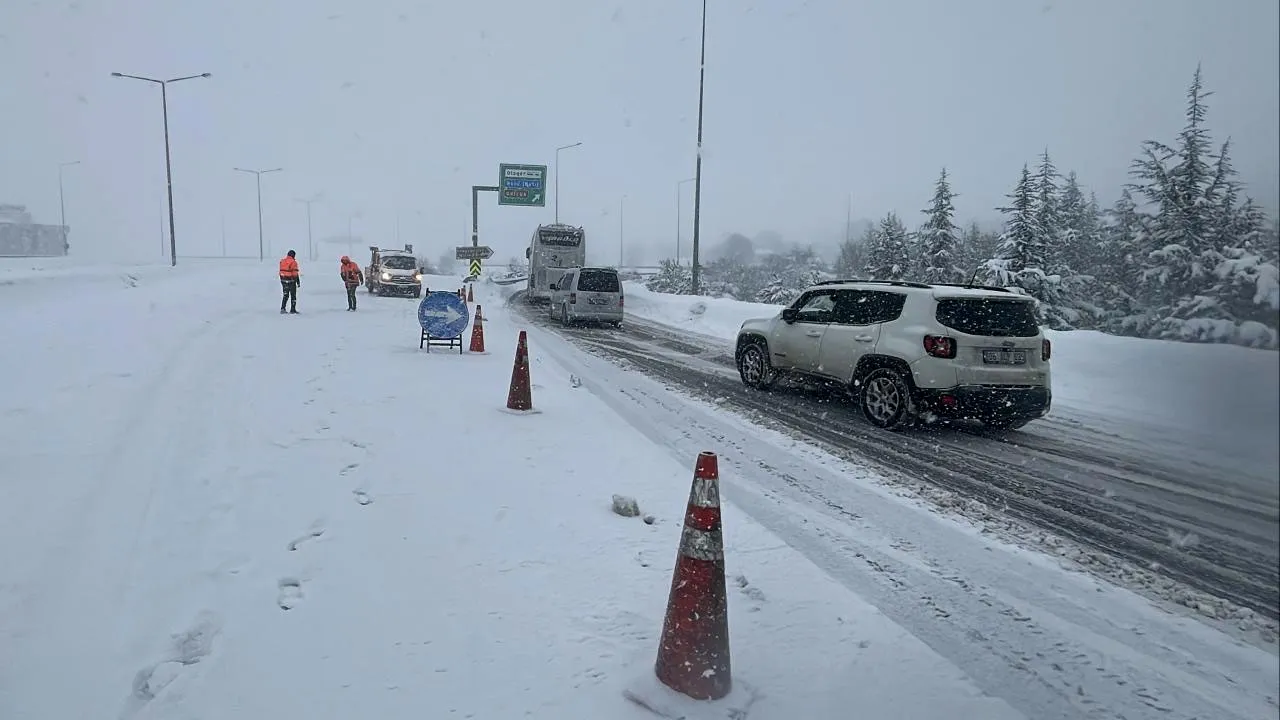 Erciyes Kayak Merkezi yolu kardan trafiğe kapandı