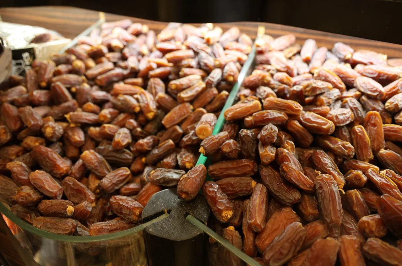 İftar sofralarının vazgeçilmezi görücüye çıktı: Kırşehir’de hurma bereketi